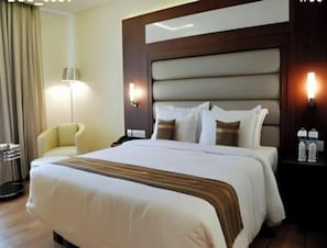Deluxe Double Room, City View | Free WiFi - Hotel Lineage (Lucknow)