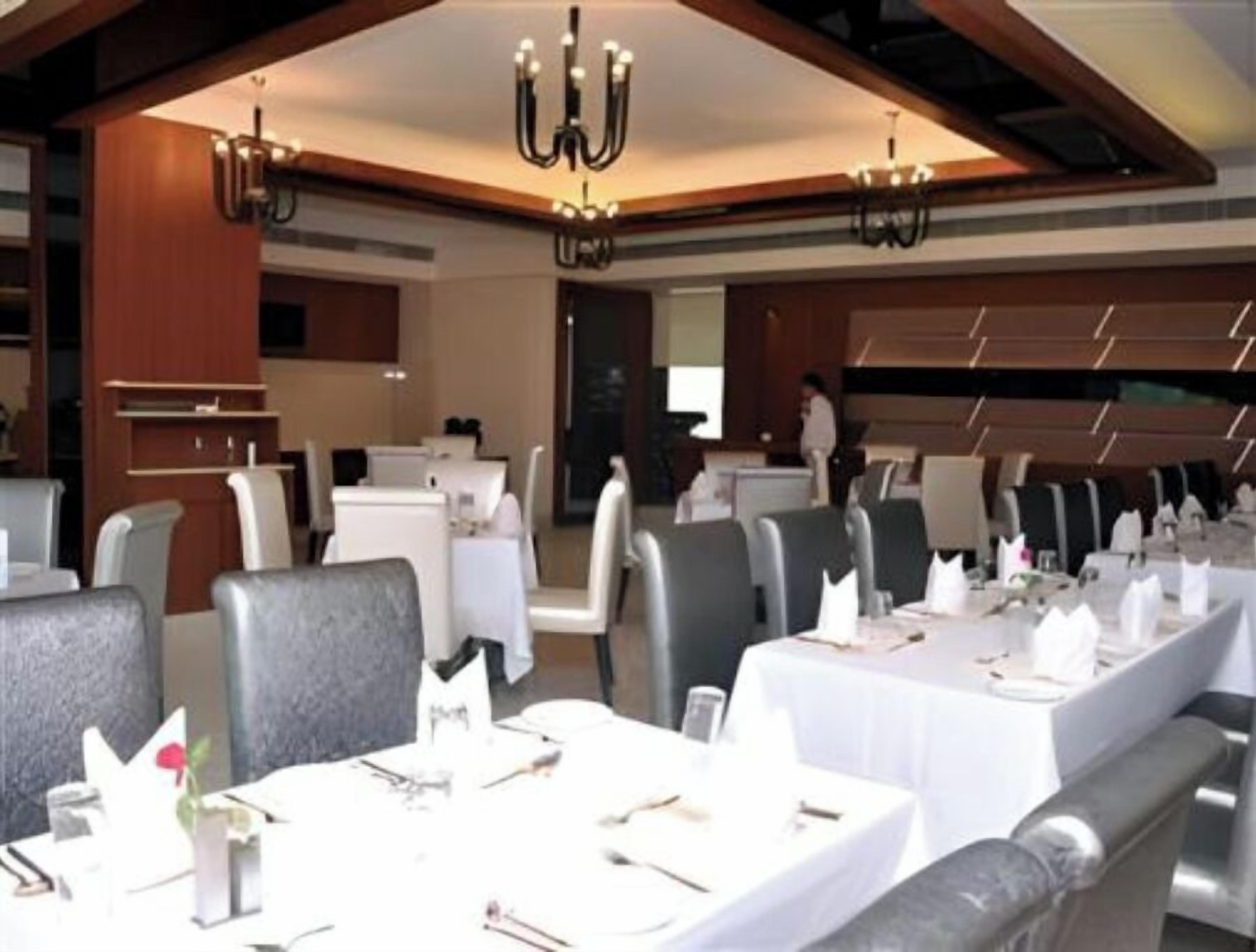 Deluxe Double Room, City View | Banquet hall