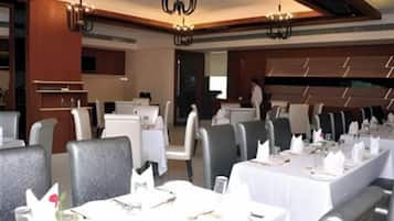 Deluxe Double Room, City View | Banquet hall