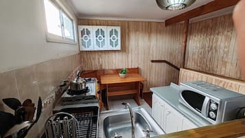 Geladeira, micro-ondas, talheres/pratos/utensílios de cozinha