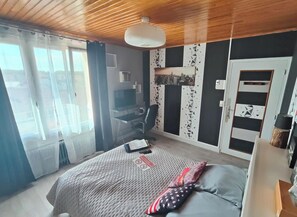 A bedroom with a bed, a desk, and a chair. - Bed and breakfast in the center of Migennes, near train station and amenities (Migennes)