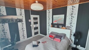A bedroom with a bed, a desk, a chair, a wardrobe, and a fan. - Bed and breakfast in the center of Migennes, near train station and amenities (Migennes)