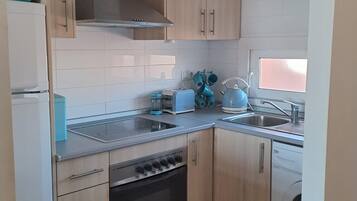 Een koelkast, een magnetron, een oven, een kookplaat