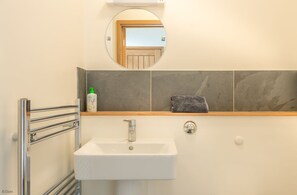 Bathroom - Maes-Y-Coed -  a self catering cottage that sleeps 8 guests in 4 bedrooms (Dolgellau)