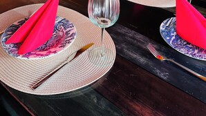 A dining table set with plates, napkins, and wine glasses. - Our small chalet in the heart of the Palatinate Forest. Relaxation, hiking, romance. (Lindenberg)