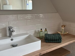 Bruser, hårtørrer, Toiletpapir