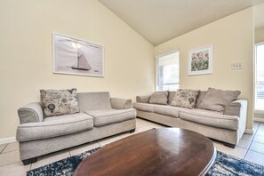 House | Living area - Lofty Grace Home 3 (Houston)