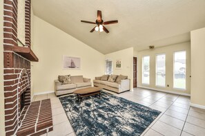 House | Living area - Lofty Grace Home 3 (Houston)
