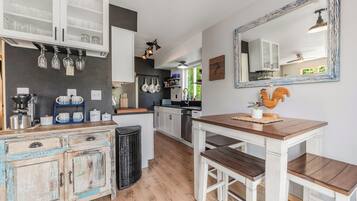 Fridge, oven, stovetop, dishwasher