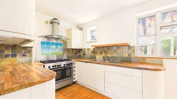 Oven, stovetop, dishwasher, cookware/dishes/utensils