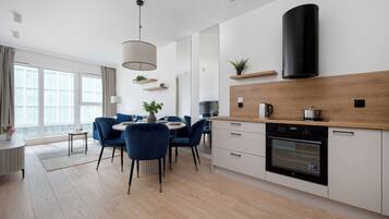 Coffee/tea maker, fridge, microwave, oven