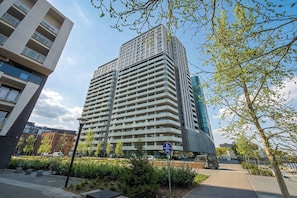Ein mehrstöckiges Gebäude mit moderner Architektur, das Balkone und große Fenster kombiniert.