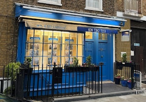 Superior Apartment, Private Bathroom | Exterior - Blue Door Stay - 5 Bedroom Apartment in London, UK (London)