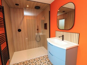 A modern bathroom with a shower, a sink, and a mirror. - The Cozie Sow (Yeovil)