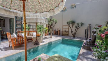 Innenpool, Außenpool, Sonnenschirme, Liegestühle