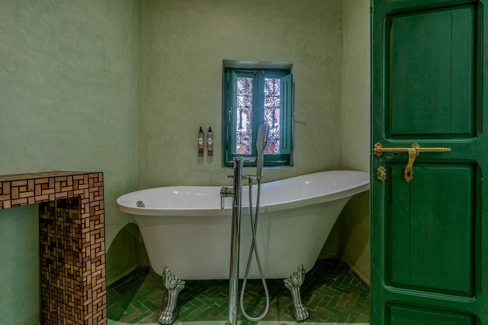 Deluxe-Suite | Badezimmer | Dusche, Handtücher, Seife, Shampoo
