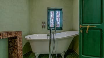 Deluxe-Suite | Badezimmer | Dusche, Handtücher, Seife, Shampoo
