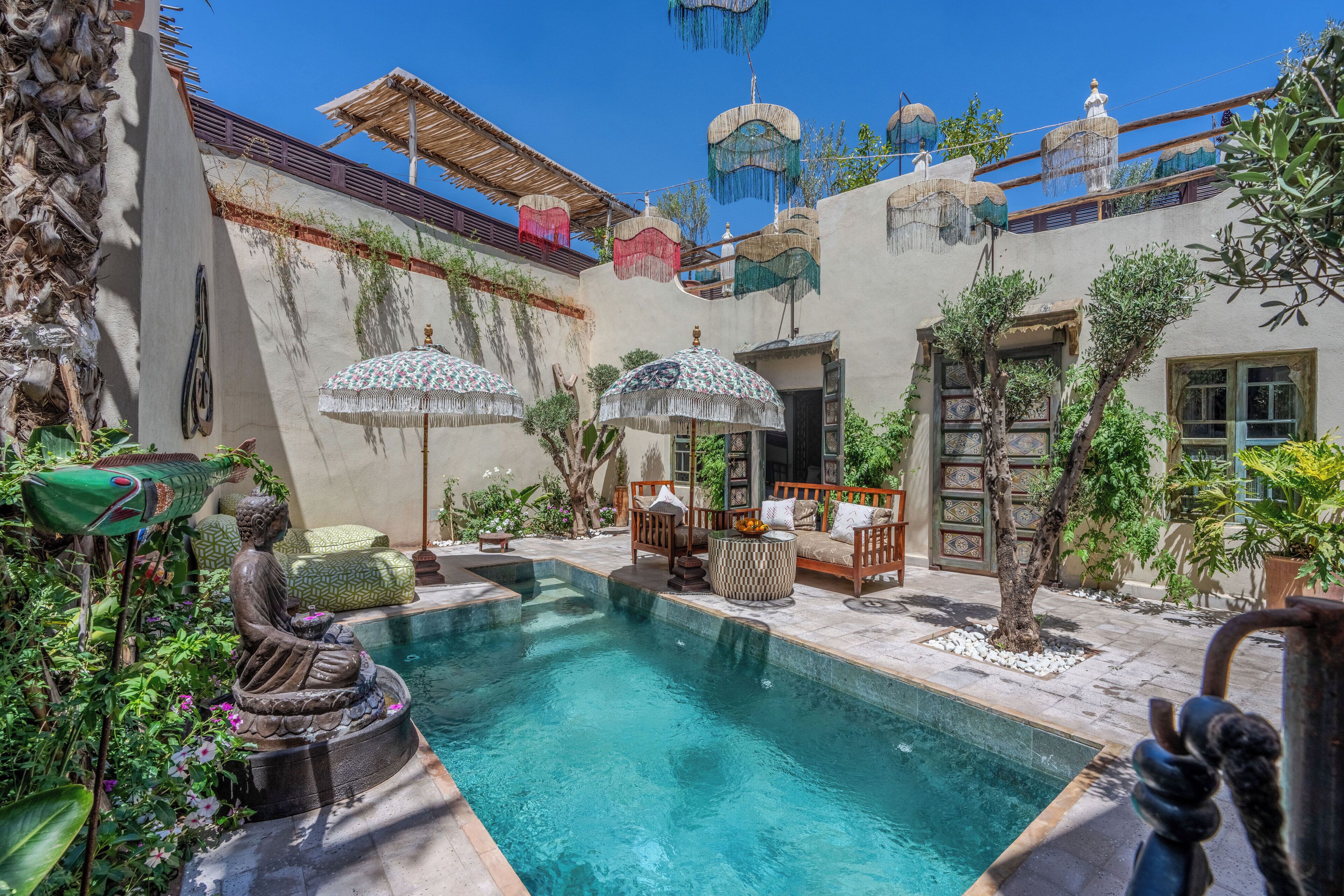 Piscina interna, piscina externa, guarda-sóis, espreguiçadeiras