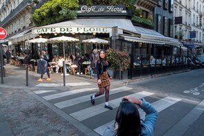 A café with outdoor seating, a crosswalk, and a hotel in the background. - 3 bedroom apartment (Paris)