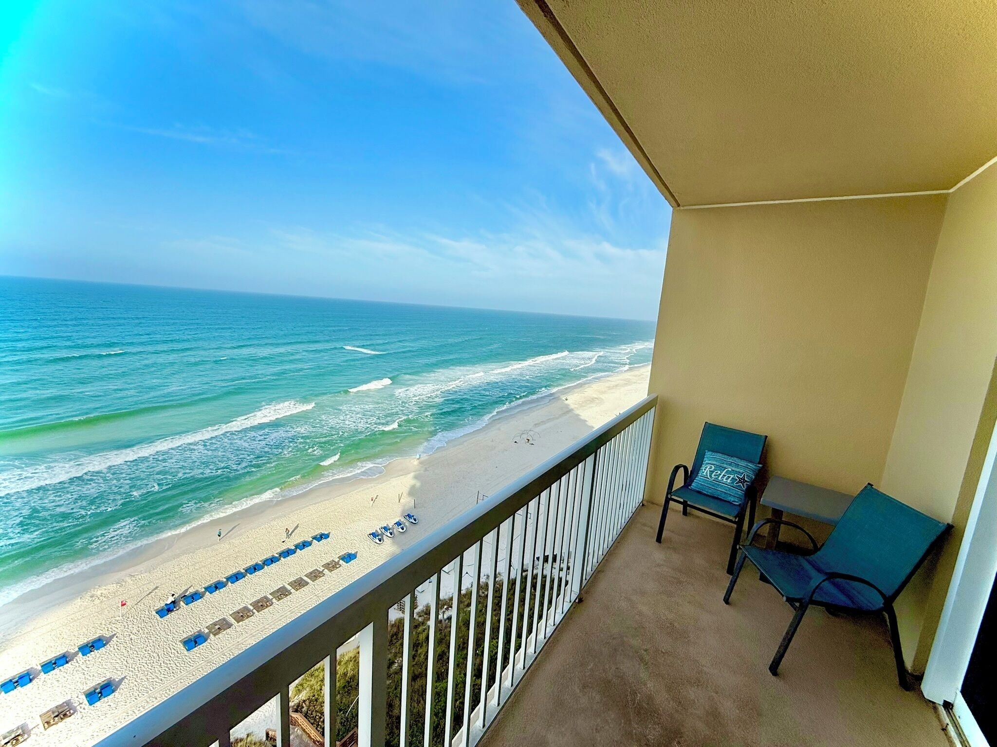 Un balcon avec vue sur la plage et l’océan.