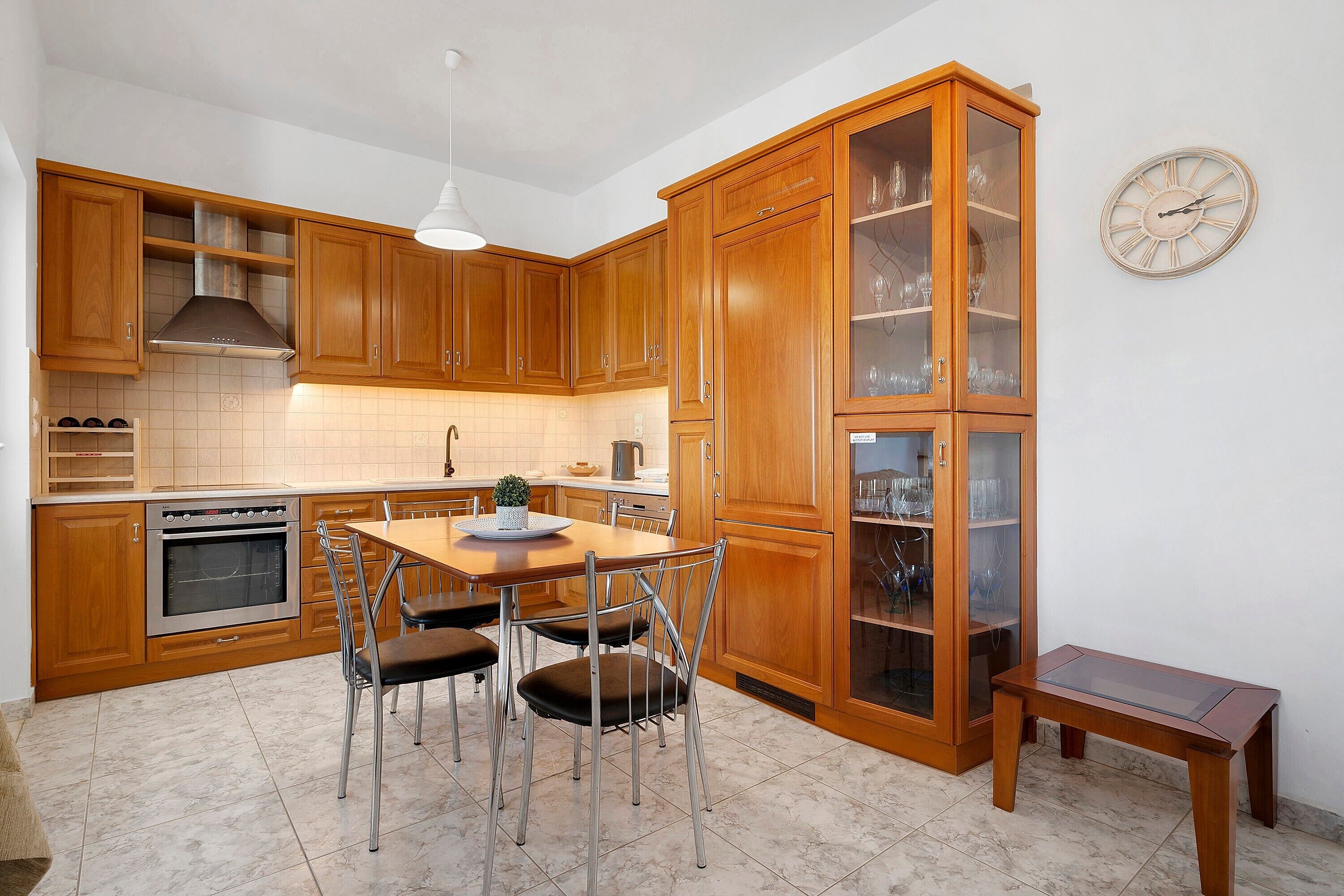Coffee/tea maker, fridge, oven, stovetop