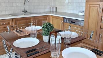 Geladeira, fogão, cooktop, lava-louças