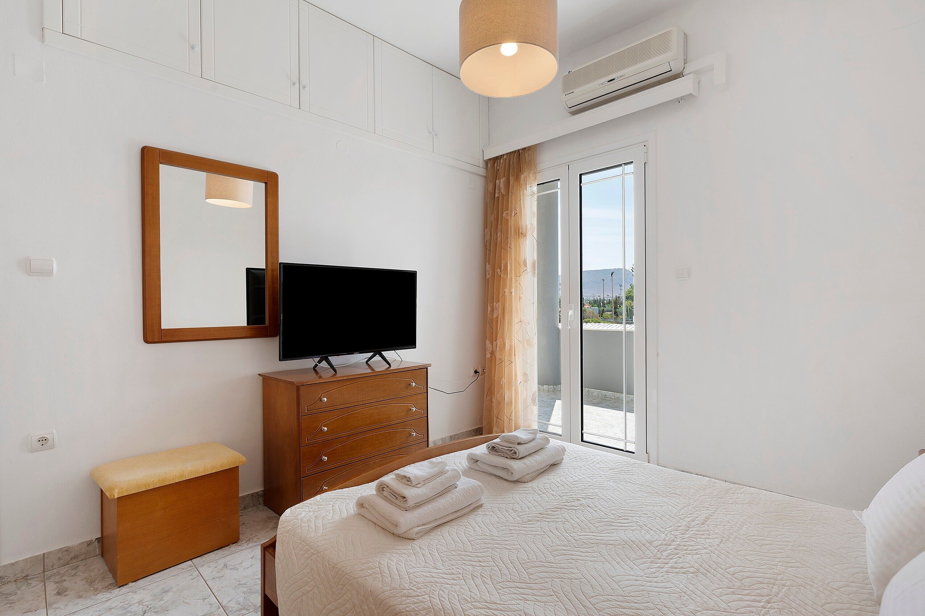 2 bedrooms, iron/ironing board, WiFi, bed sheets