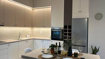 Geladeira, fogão, cooktop, cafeteira/chaleira