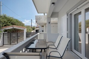 Outdoor dining - Apartment 'La Casa Di Leone - Gio' with Shared Terrace, Wi-Fi and Air Conditioning (Agkisaras)