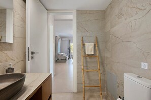 Bathroom - Apartment 'La Casa Di Leone - Gio' with Shared Terrace, Wi-Fi and Air Conditioning (Agkisaras)