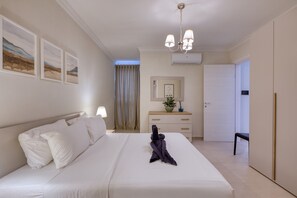 Ein Hotelzimmer mit Bett, Nachttisch, Spiegel und Tür.