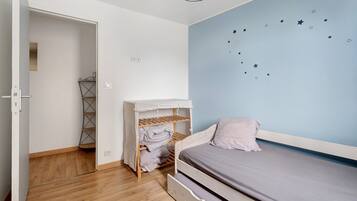 Tabla de planchar con plancha, wifi y ropa de cama