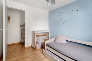 Tabla de planchar con plancha, wifi y ropa de cama 