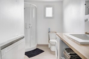 Shower, towels - Welcome to Our Warm and Friendly Holiday Home! (Hénanbihen)