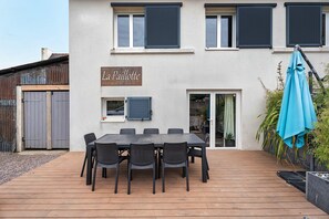 Outdoor dining - Welcome to Our Warm and Friendly Holiday Home! (Hénanbihen)