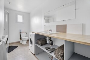Shower, towels - Welcome to Our Warm and Friendly Holiday Home! (Hénanbihen)