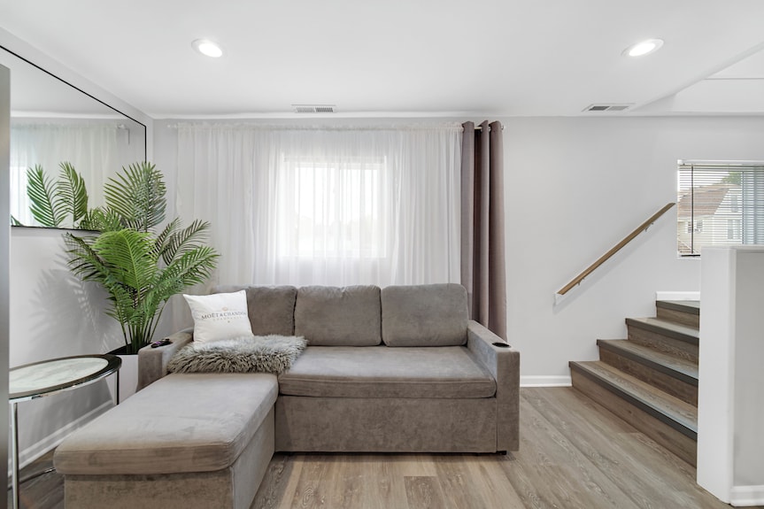 Bright & Modern 2-story Near Northwestern - Evanston, IL