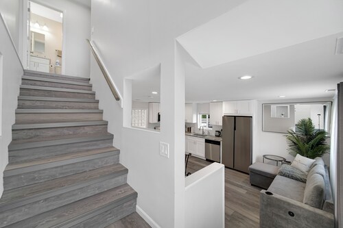 Bright & Modern 2-Story Near Northwestern