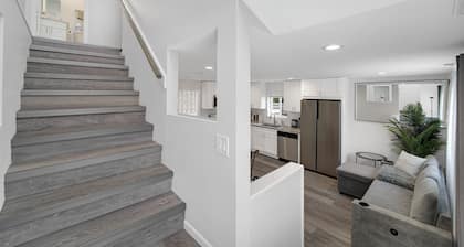 Bright & Modern 2-Story Near Northwestern