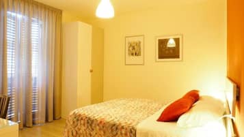 Camera Comfort con letto matrimoniale o 2 letti singoli, balcone, vista città | Una scrivania, postazione laptop, ferro/asse da stiro, Wi-Fi gratuito