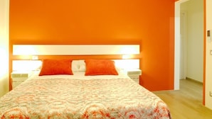 A bedroom with a large bed, two bedside tables, and a bright overhead light. - B&B La Rocca  (Spoleto)