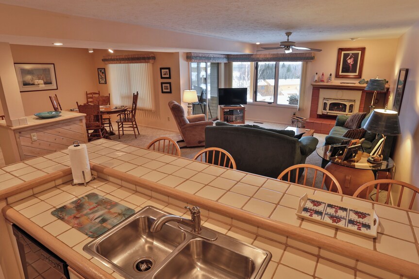 Spacious 2 Bdrm, 2 Bath, 1500 Sq Ft. Many Onsite Amenities With Golf/skiing Near By! - Harbor Springs, MI