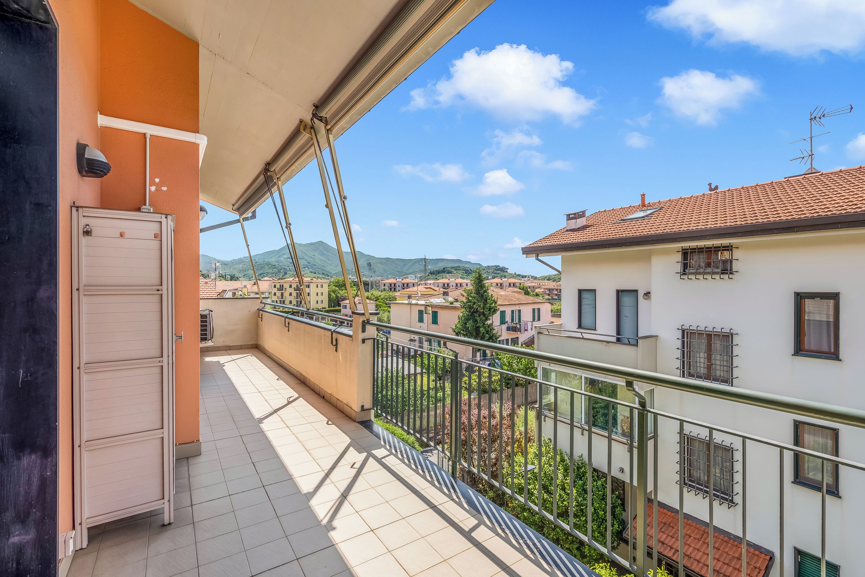 Un balcon donnant sur la ville, une porte et une balustrade.