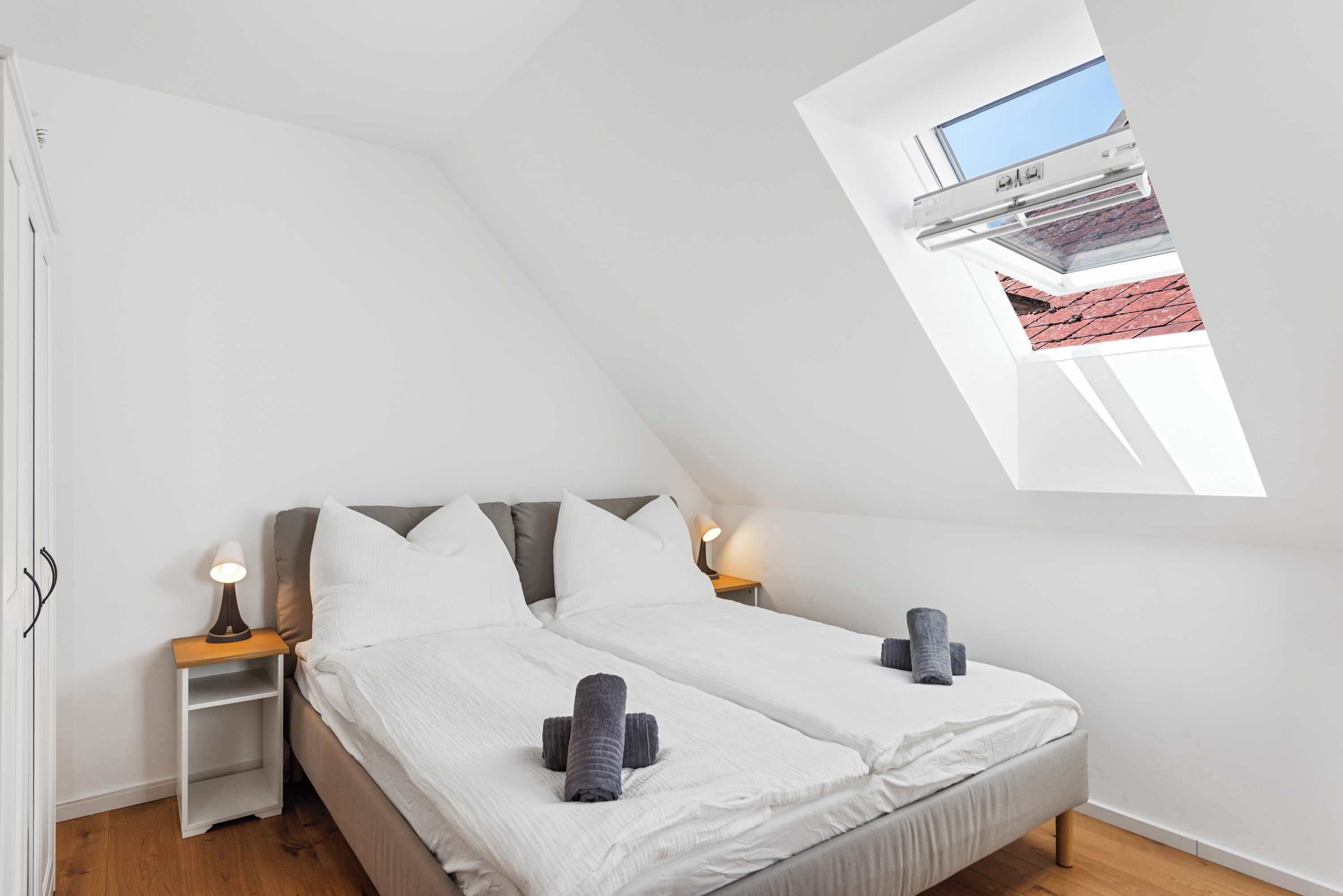 Desk, WiFi, bed sheets
