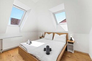 Skrivebord, wi-fi og sengetøy