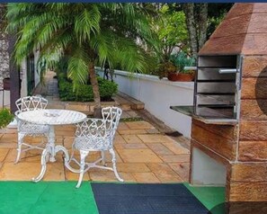 Outdoor dining - Furnished chalet with pool and fireplace in the center of Serra Negra. (Serra Negra)