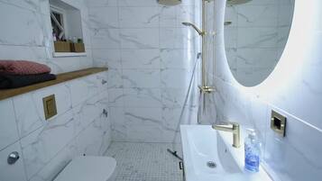 SĂšche-cheveux, serviettes fournies, savon, papier toilette
