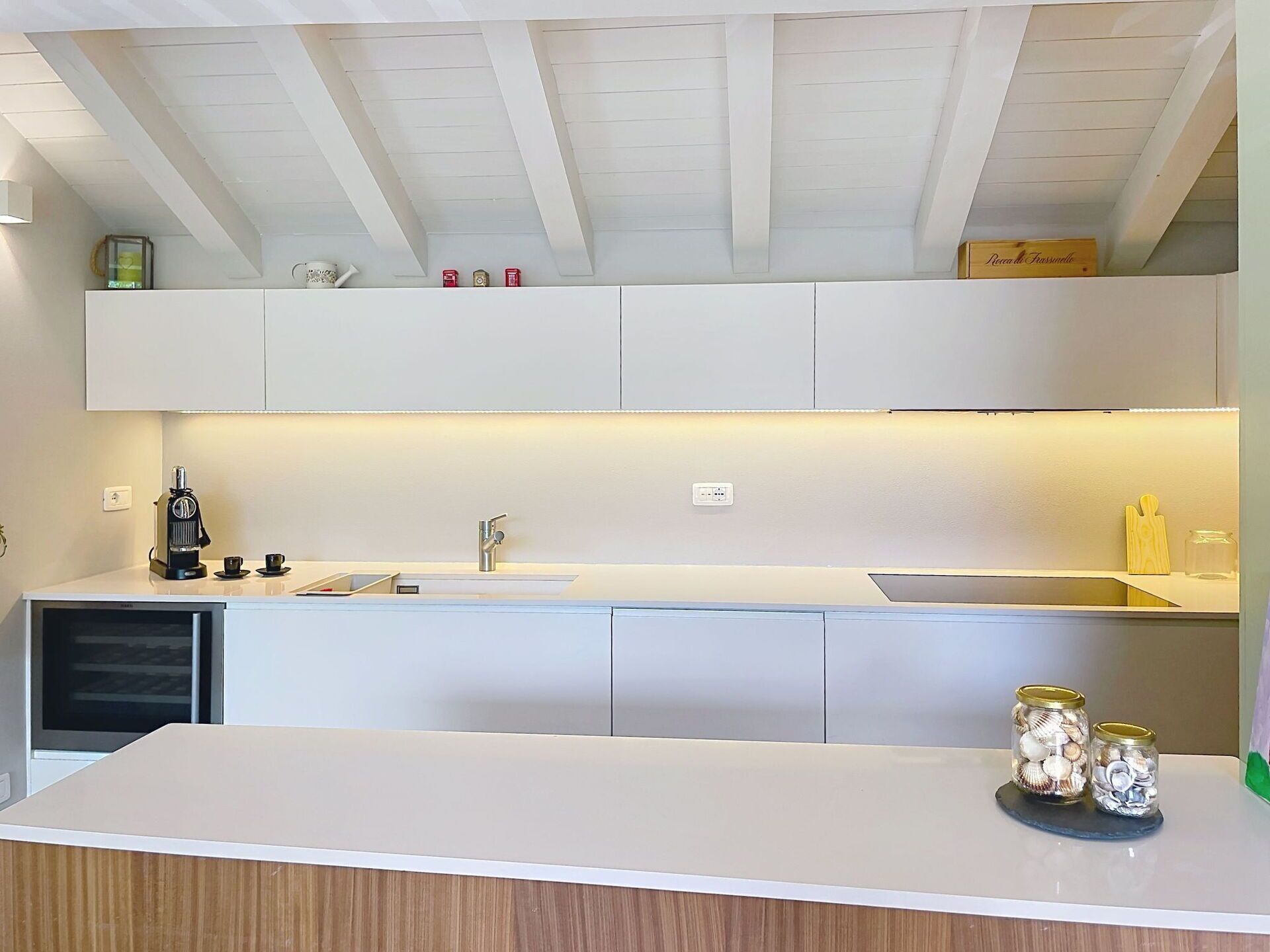 Küche, Interior Design, Countertop, Flooring, Holz, Cabinetry, Decke, Küchengerät, Fussboden, Möbel