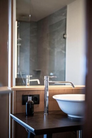 Junior Suite, Mountain View | Bilik Mandi | Pancuran mandi, pengering rambut, selipar, tuala disediakan 