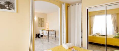 1 habitación, tabla de planchar con plancha, wifi y ropa de cama
